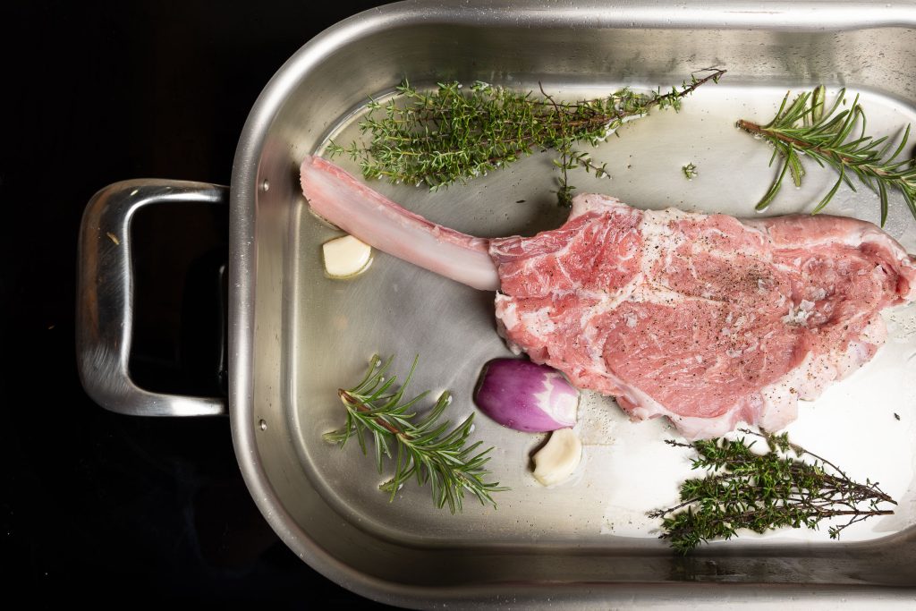 Kalbskotelett braten mit Kräuter und Knoblauch