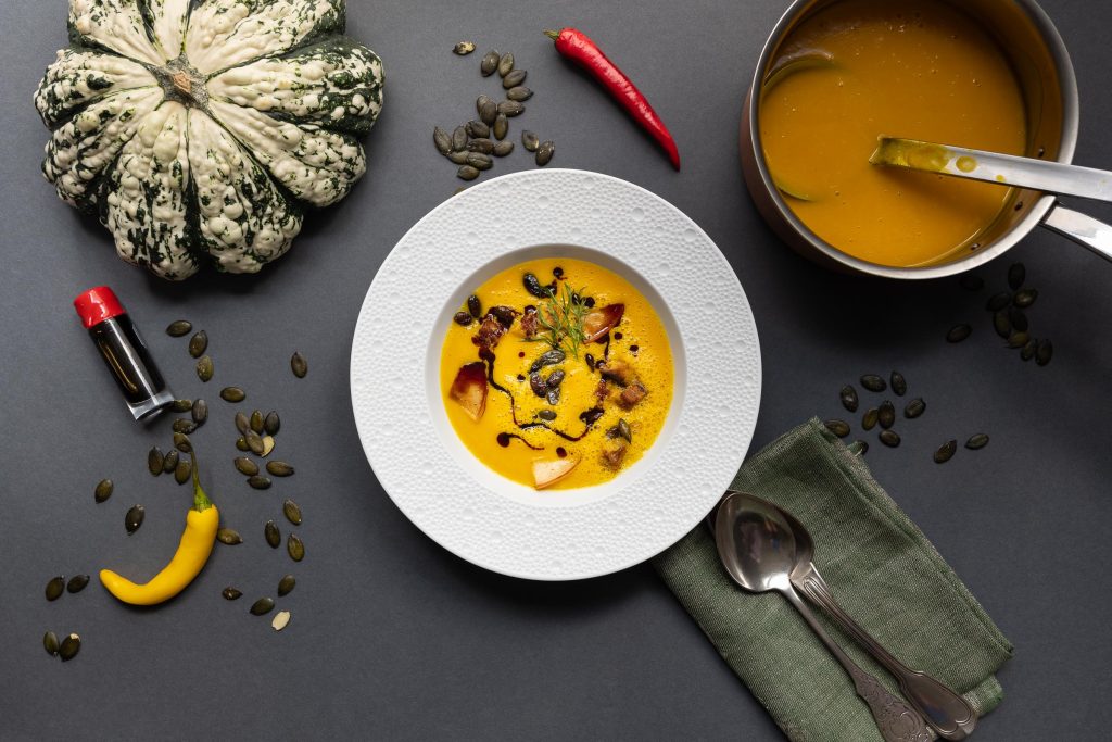 Kürbissuppe mit Umfeld Kürbis und Suppentopf