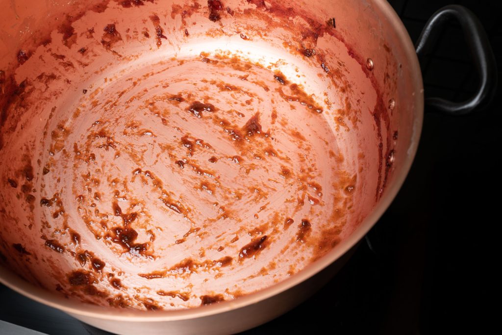 Kupferkessel nach dem Pflaumenmus kochen