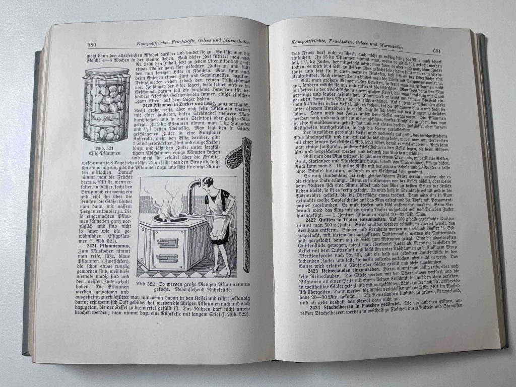 Zwetschgenmus Kochen. Aus dem Kochbuch: Illustriertes Kochbuch von Mary Hahn