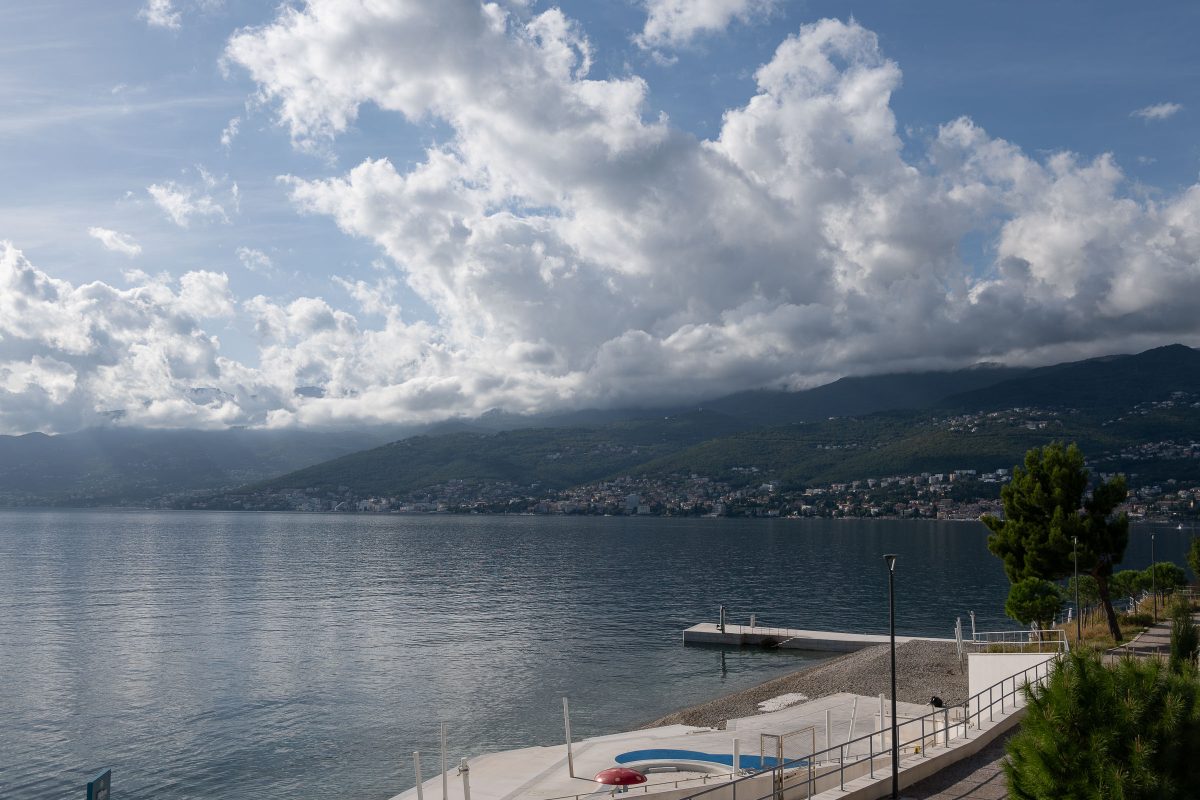 Ausblick Kvarner Bucht Hilton Rijeka mit Wolken
