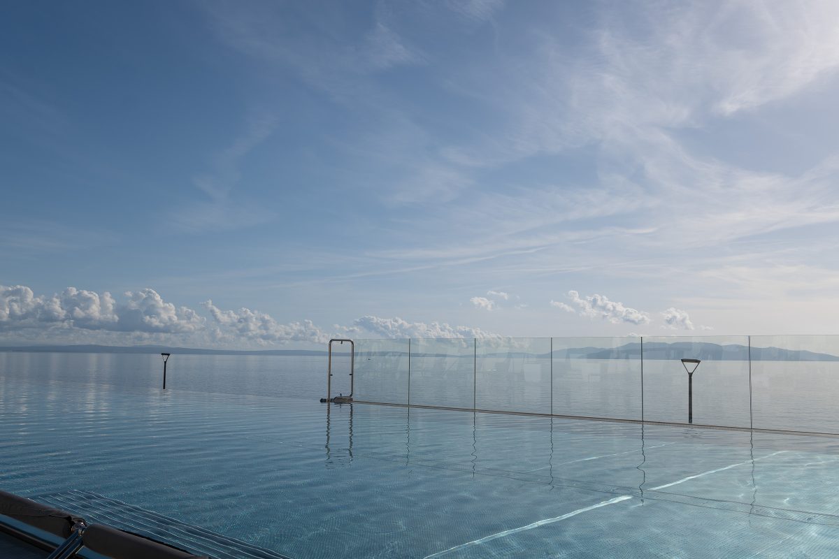 Ausblick Kvarner Bucht Pool Hilton Rijeka mit Wolken Richtung Opatija