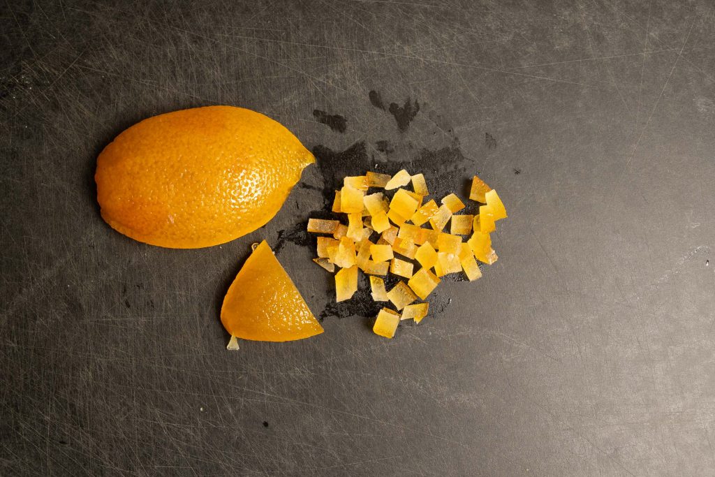 Echtes Orangeat schneiden