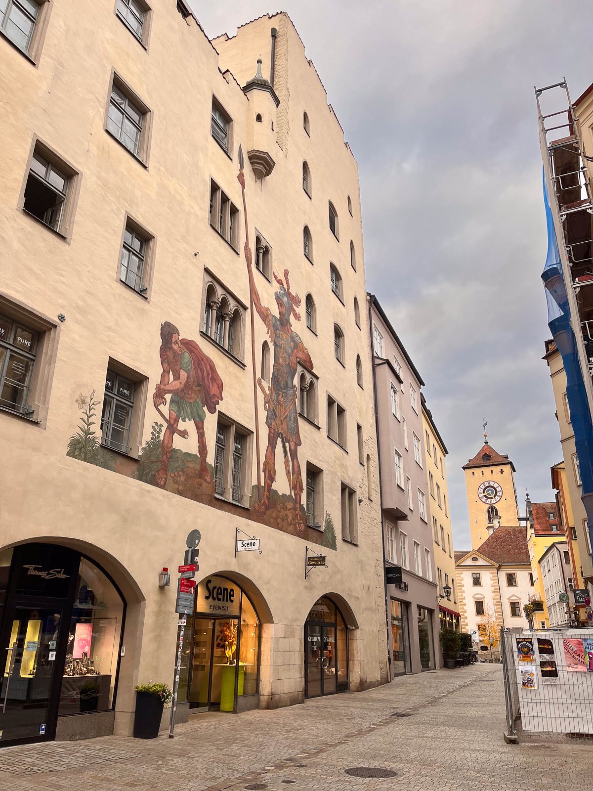 Goliathhaus Regensburg mit Goliath-Gemälde Blick aus Goliathstraße