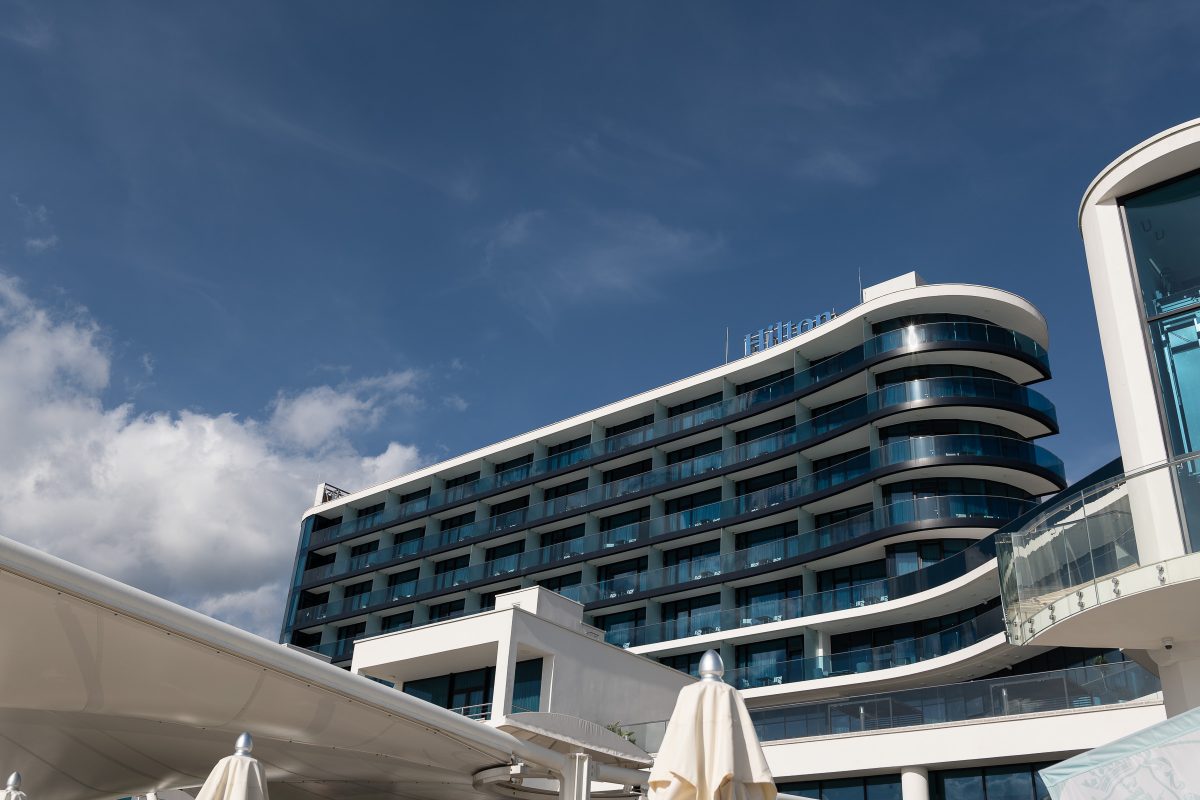 Hilton Rijeka Blick auf Hotel Bau und Schriftzug