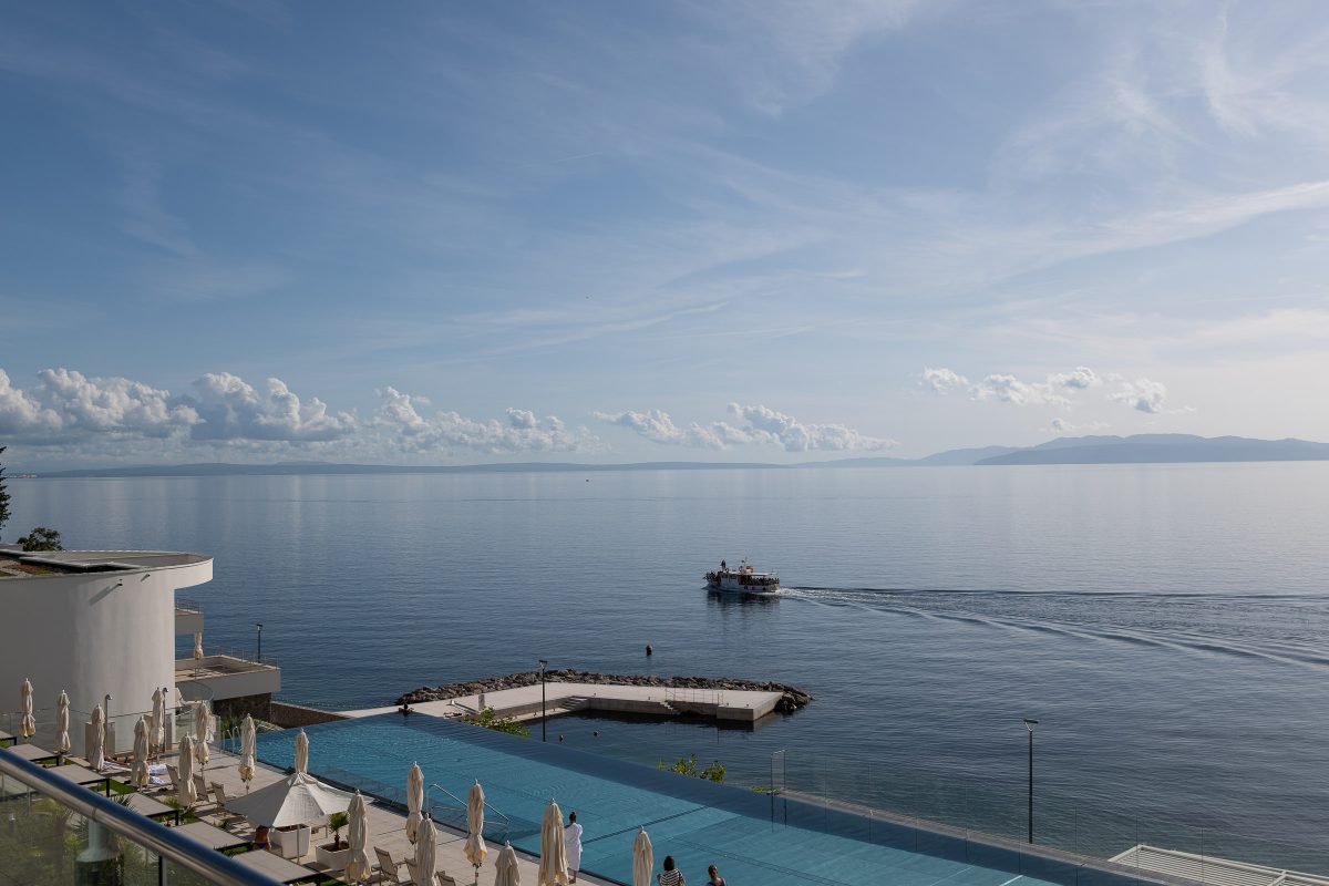 Hotel Hilton Rijeka Blick auf Kvarner Bucht mit Boot