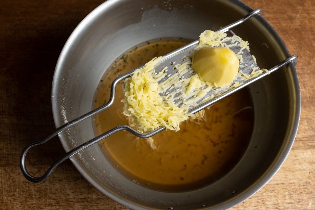 Kartoffel reiben für Trüffelpasta-Fond