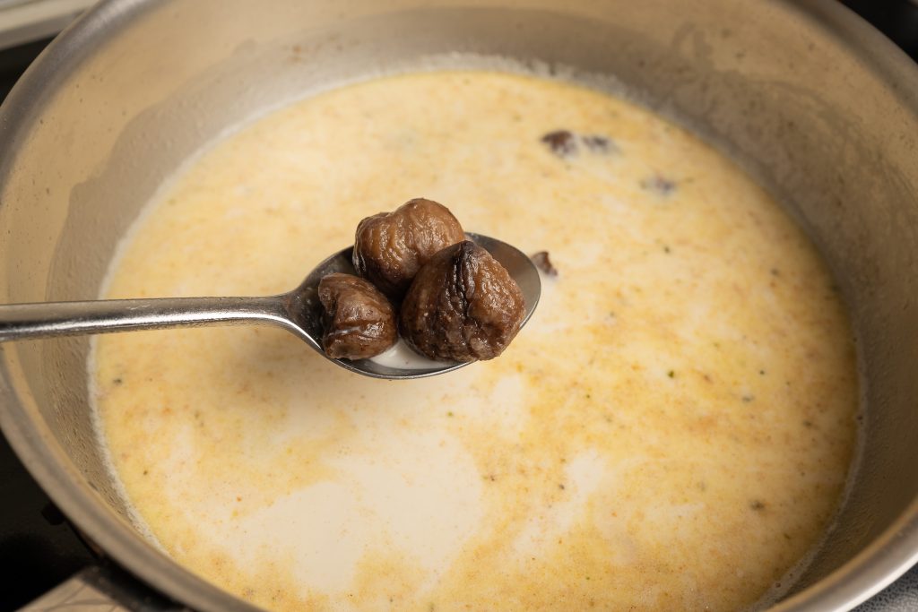 Maronensuppe mit gekochten Maronen