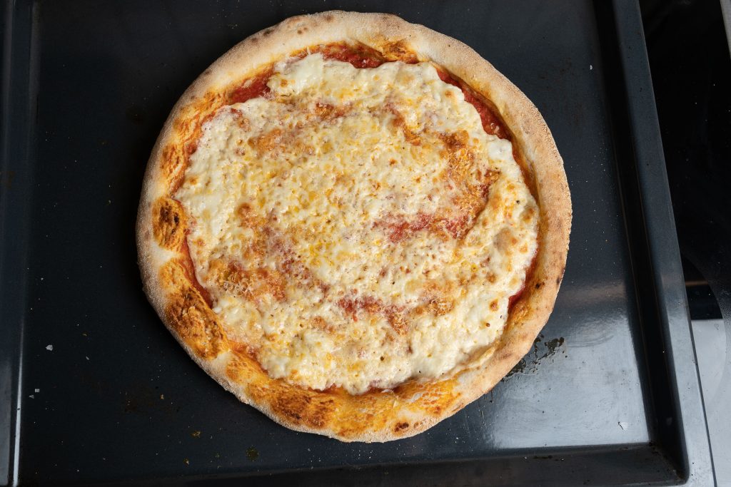 Pizzaboden mit Käse überbacken