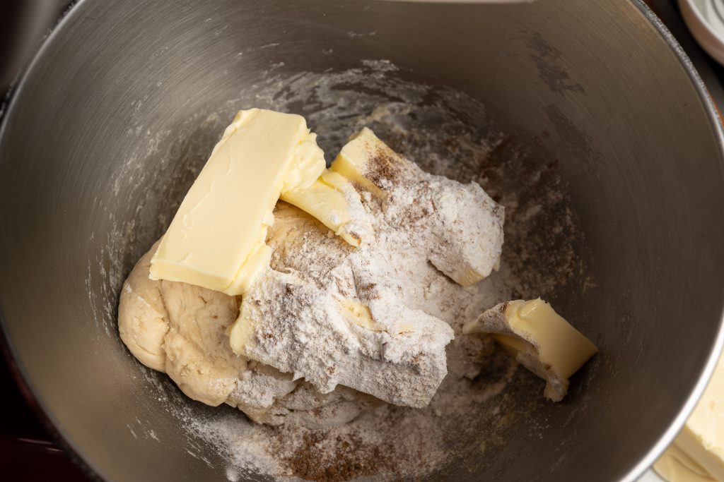 Stollen-Hefe-Teig mit Butter und Stollengewürz