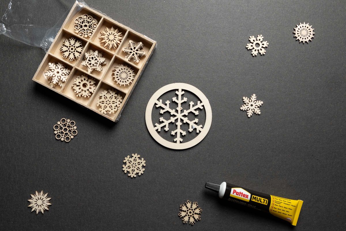 Weihnachtliche Dekoration mit Kleber für Keksbox