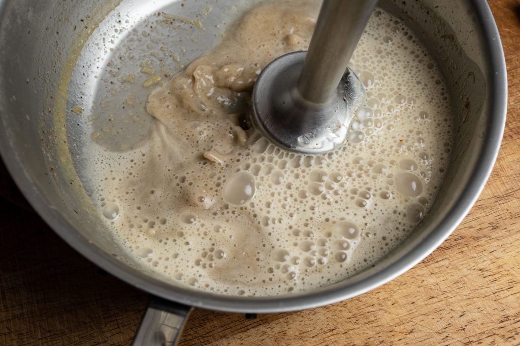 Trüffelfond für Trüffelpasta mit dem Stabmixer emulgieren