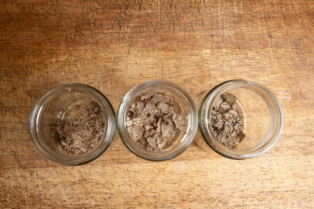 Trüffel vorbereitet im Glas für Trüffelöl