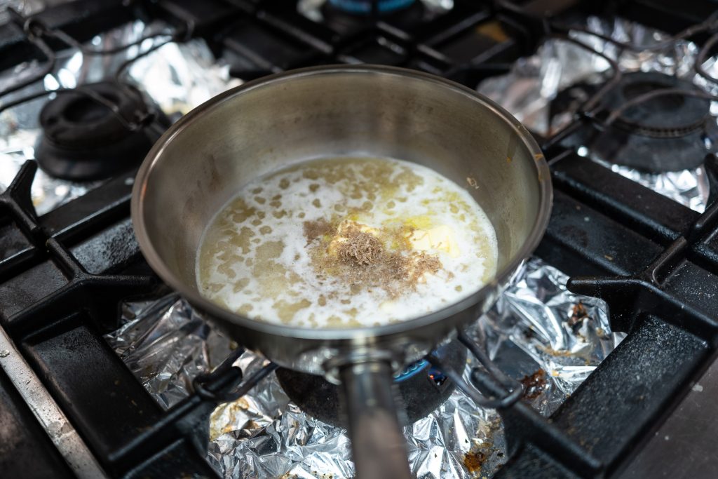 Trüffelbutter Emulsion mit Trüffelspäne