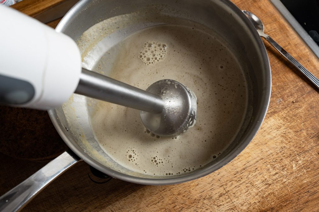 Weißes Trüffelöl in den Trüffel-Pasta-Fond mixen