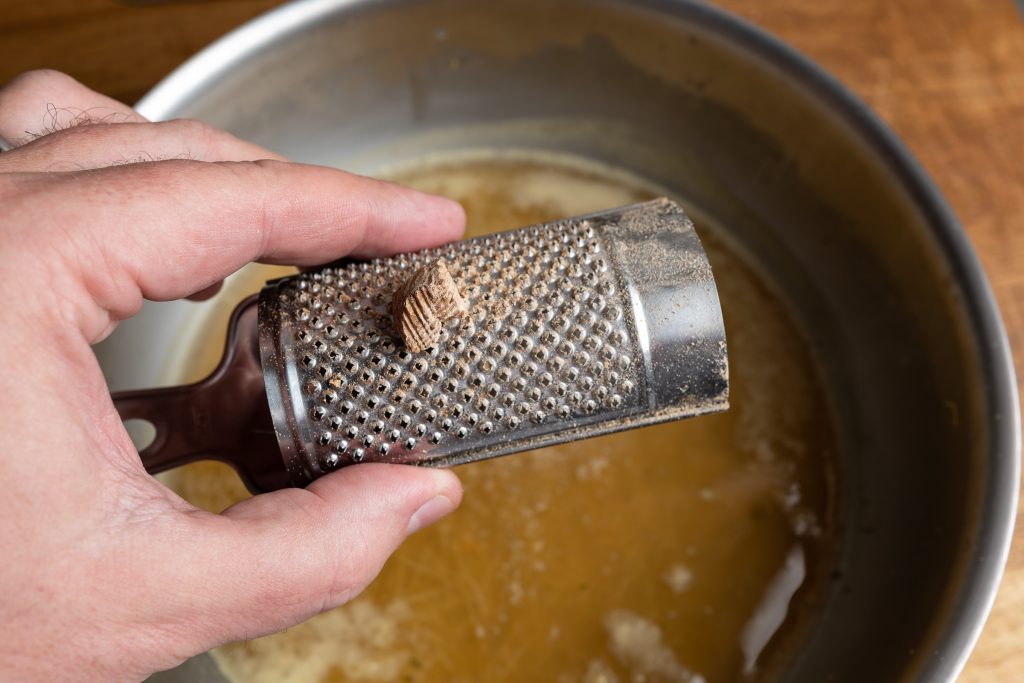 Trüffelpasta Fond mit Muskat würzen