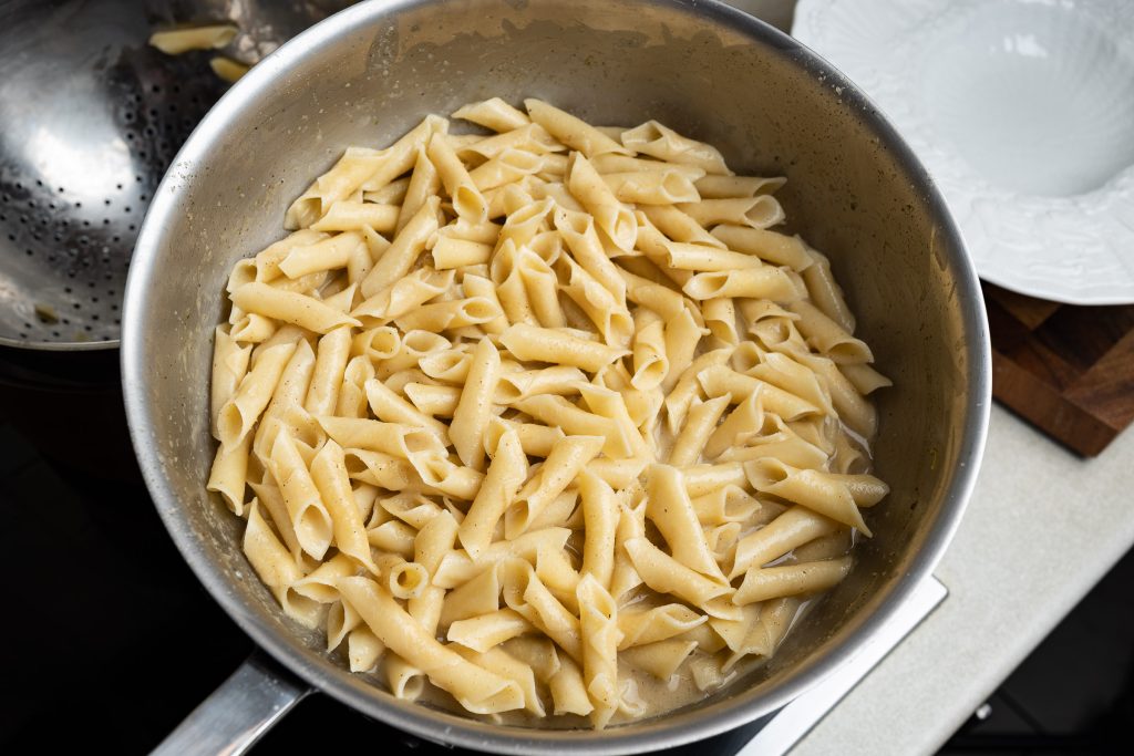 Trüffelpasta im Trüffelfond im Topf