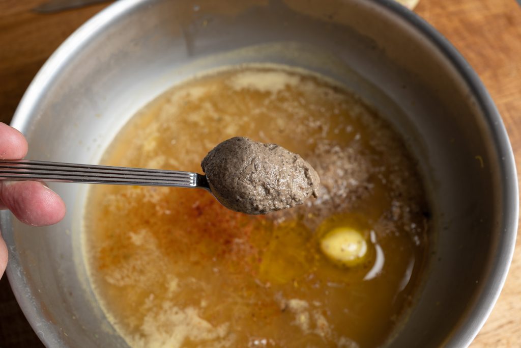 Weiße Trüffelpaste zum Trüffelpasta Fond geben