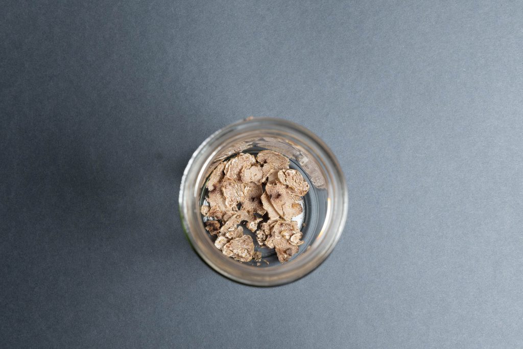 weiße Trüffelscheiben im Glas