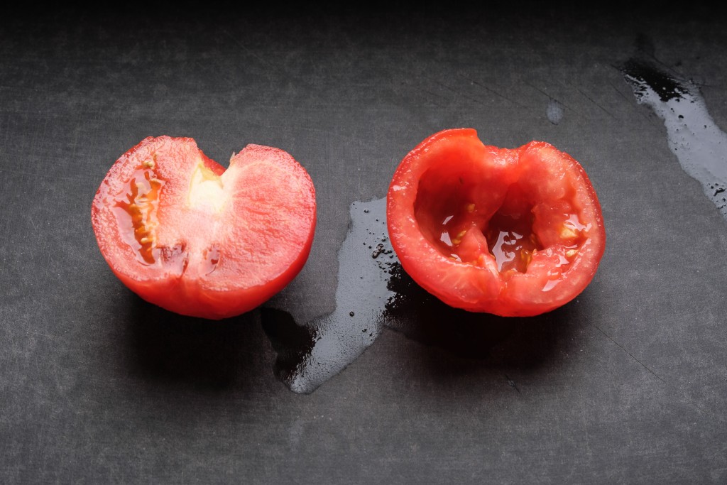 Halbierte Tomate entkernt
