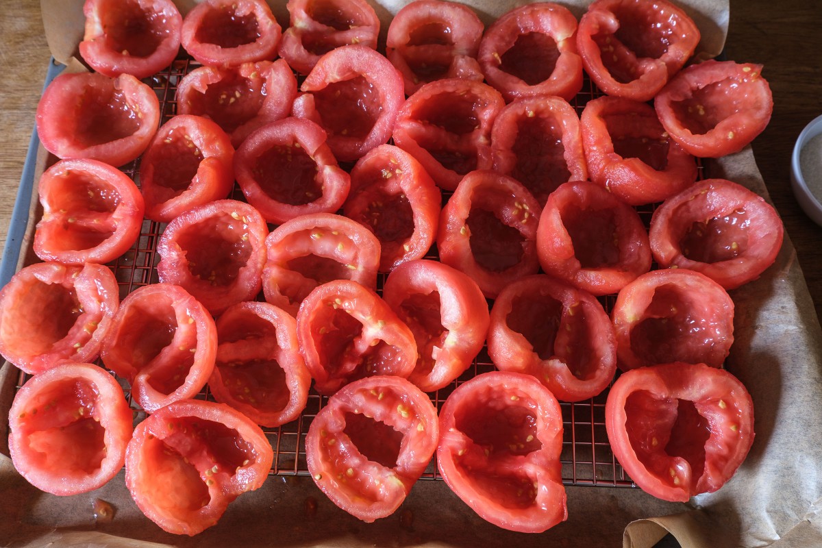 Halbierte, entkernte Tomatenhälften