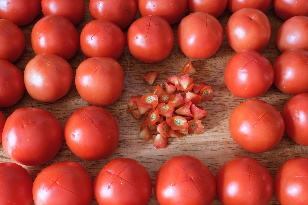 Tomaten vorbereitet zum Blanchieren