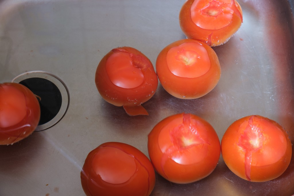 Blanchierte Tomaten abkühlen