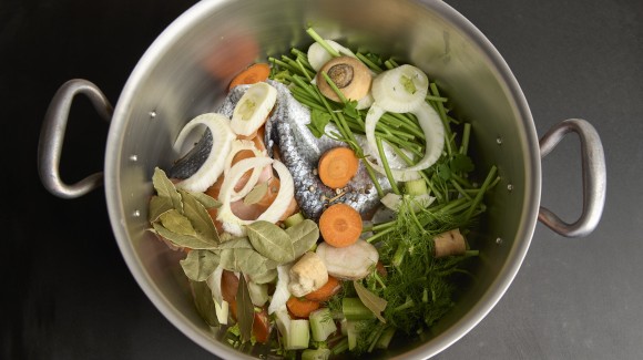 Fischfond Zutaten im Topf