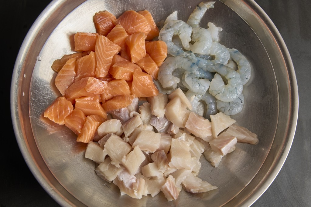 Fischsuppe Fisch und Garnelen als Einlage vorbereitet