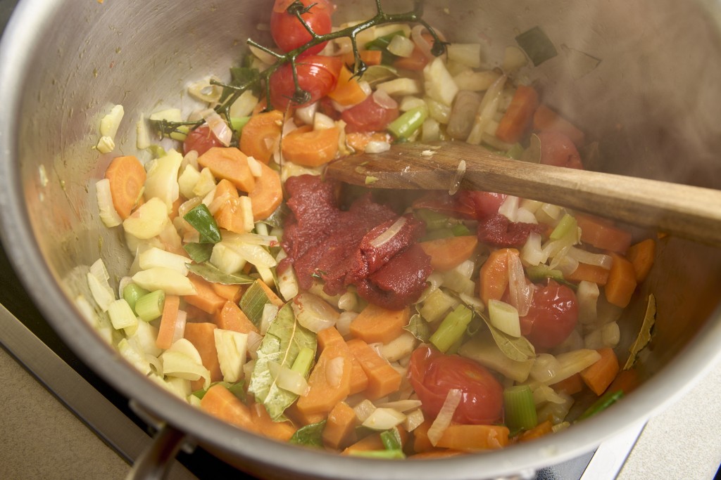 Fischsuppe Gemüse Ansatz mit Tomatenmark