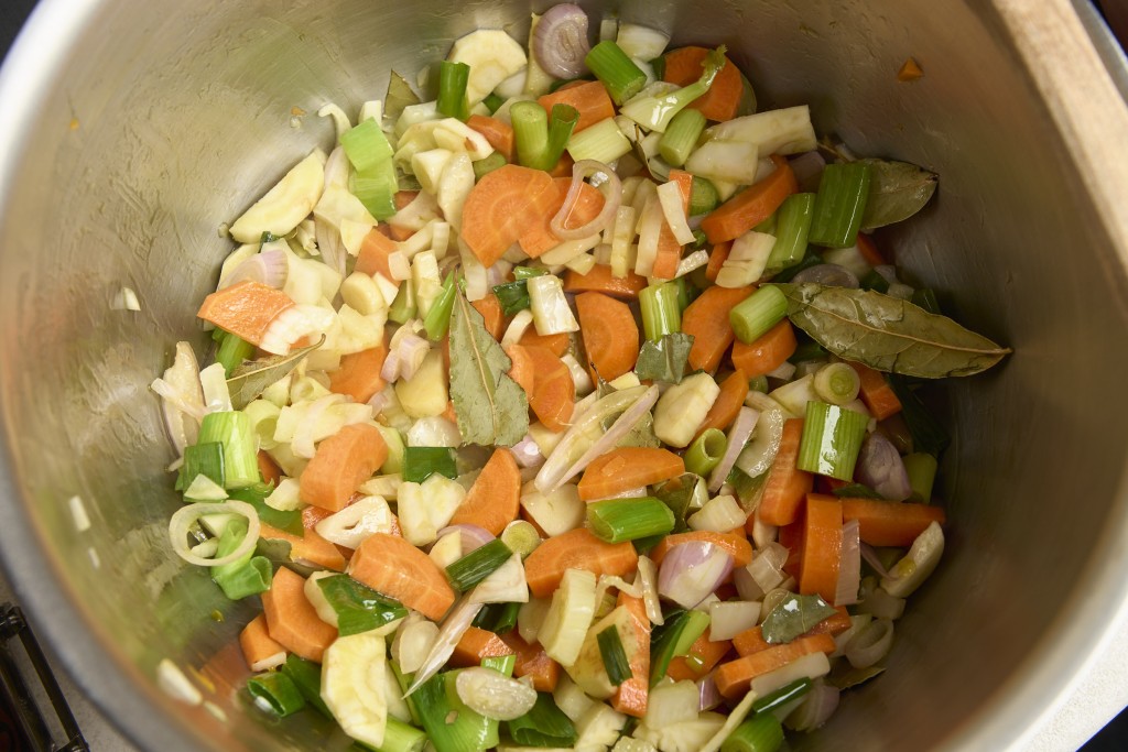 Gemüse für Basis-Fischsuppe mit Aromaten