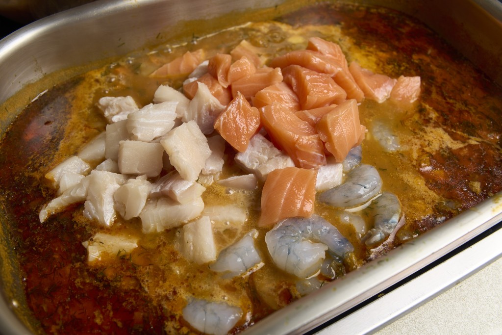 Fischsuppe mit rohem Fisch Suppeneinlage