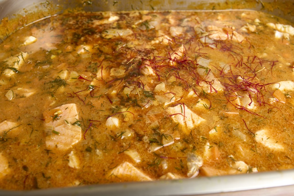 Fischsuppe mit Safran ergänzen