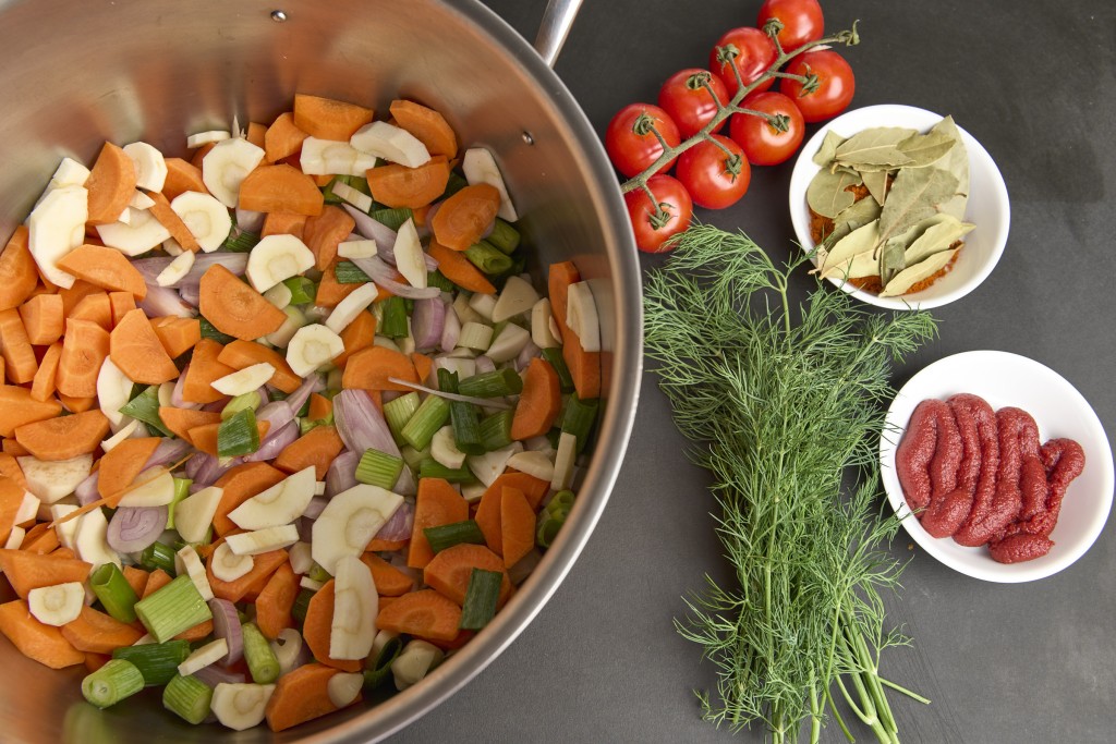 Gemüse Zutaten und Aromaten für Fischsuppe Basis Ansatz vorbereitet