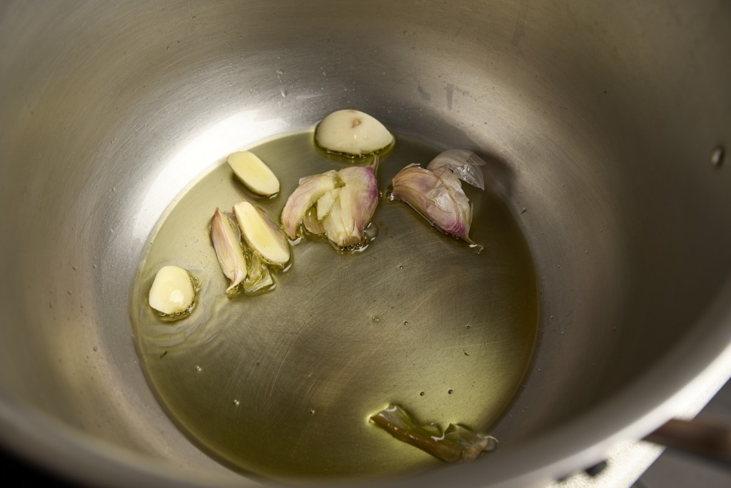 Knoblauch in Öl für Muscheln zubereiten