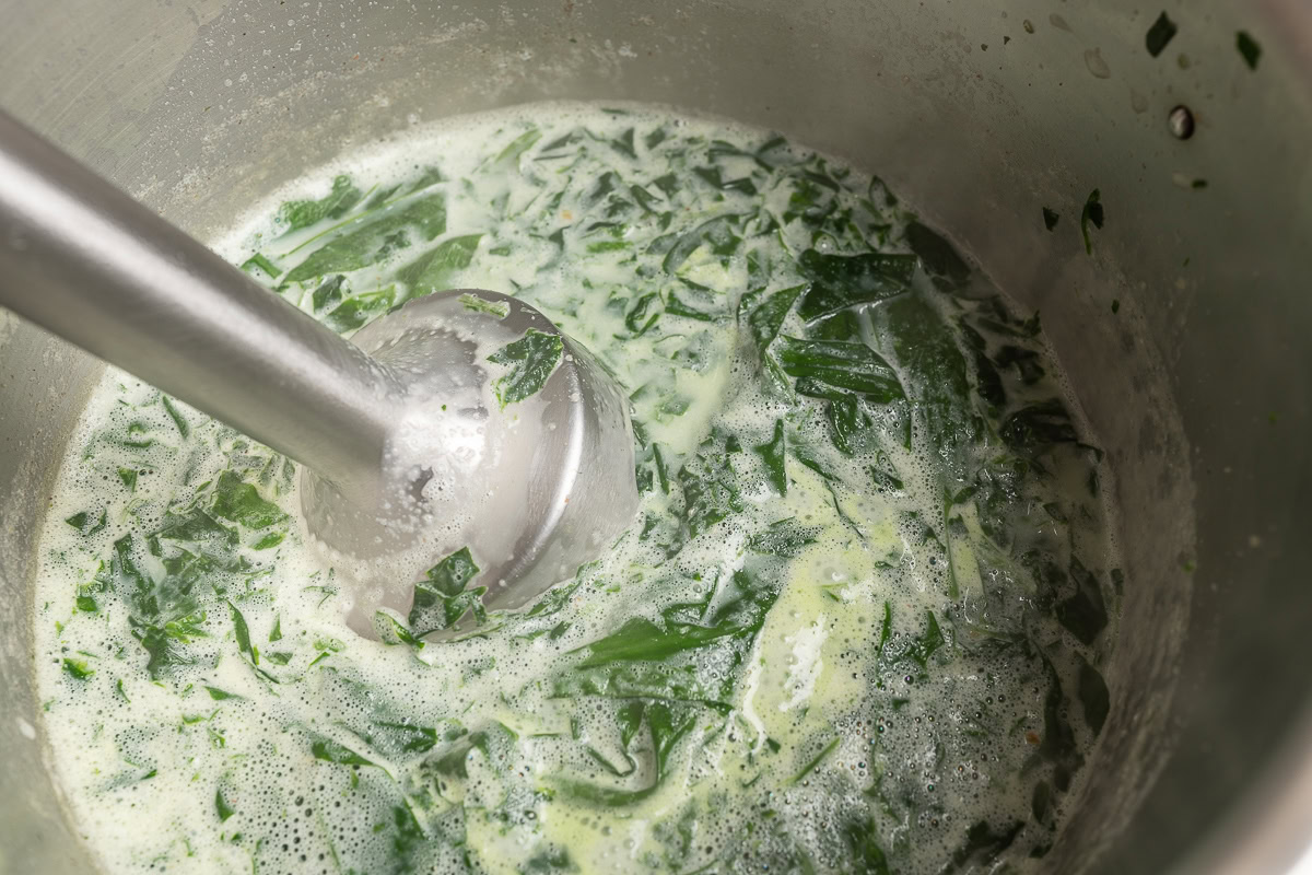 Bärlauch in Suppe mixen