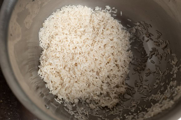 Gewaschenen Reis abschütten