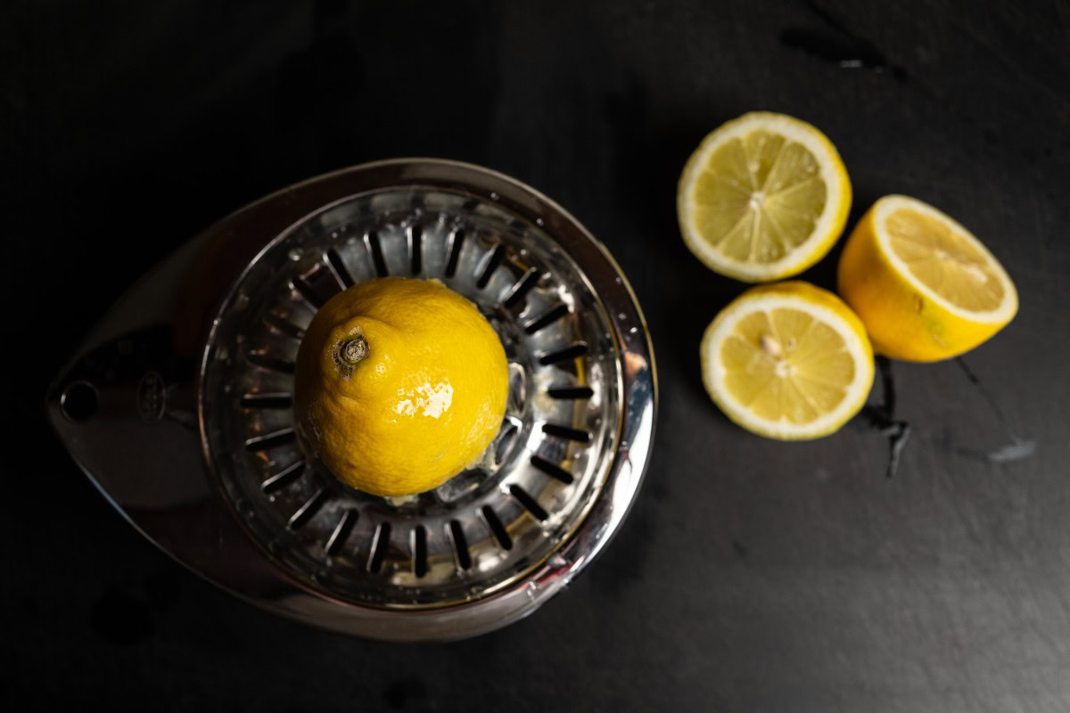 Zitronensaft für Holundersorbet auspressen