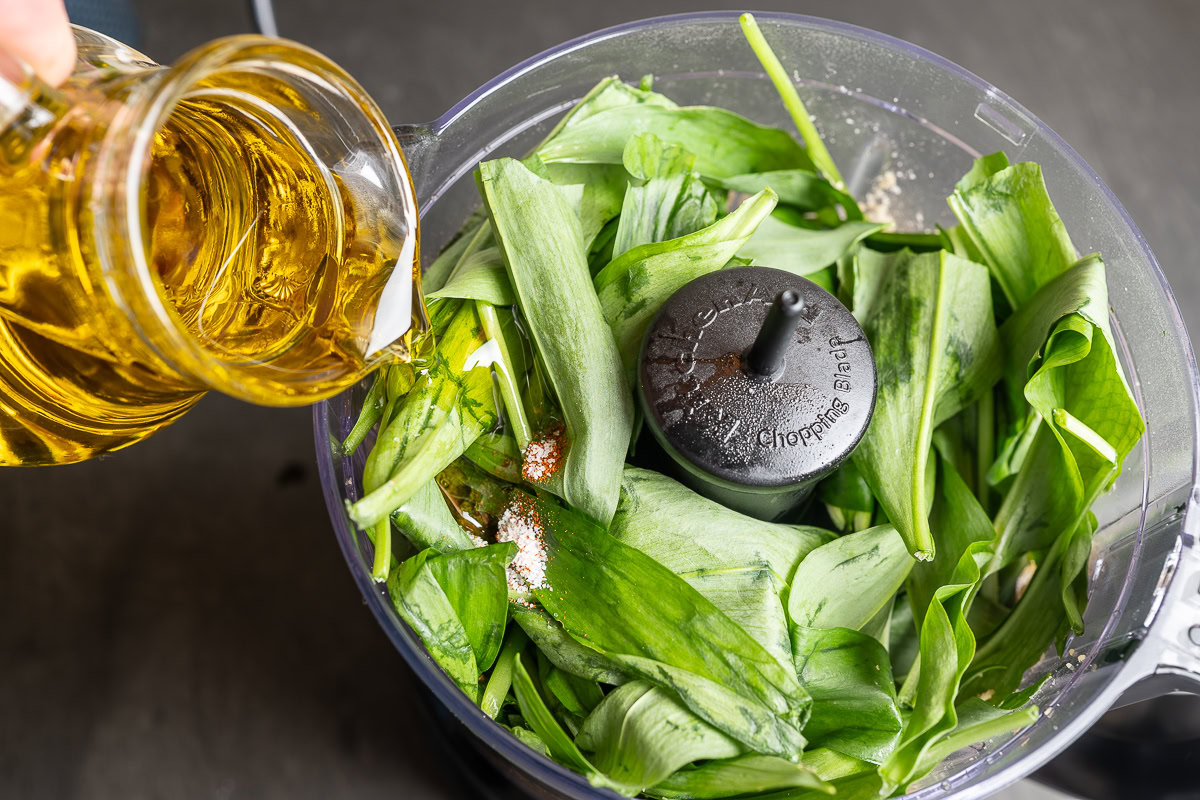 Öl zu Bärlauchpesto-Zutaten geben