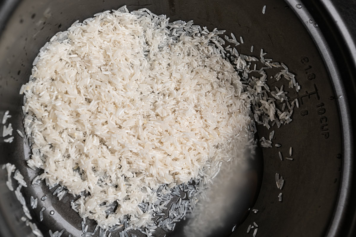 Gewaschenen Reis absieben und abgießen