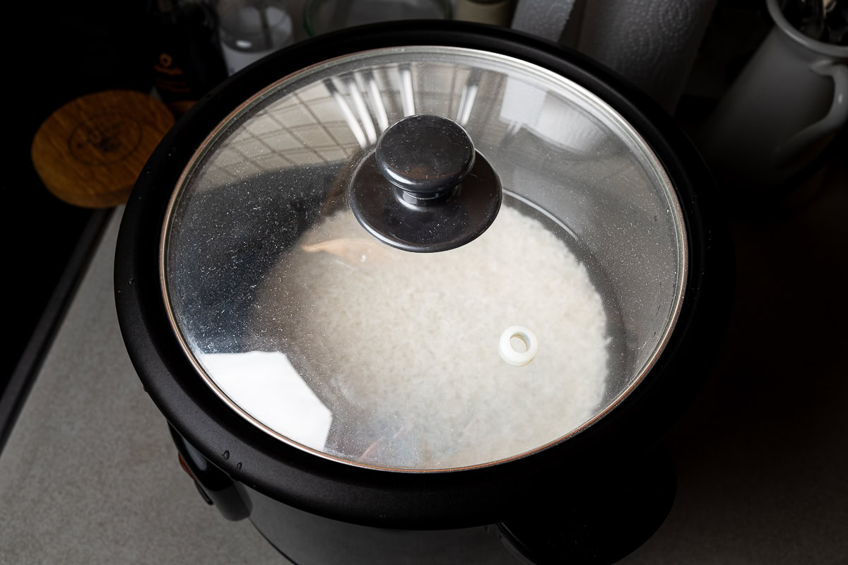 Reis im Reiskocher kochen