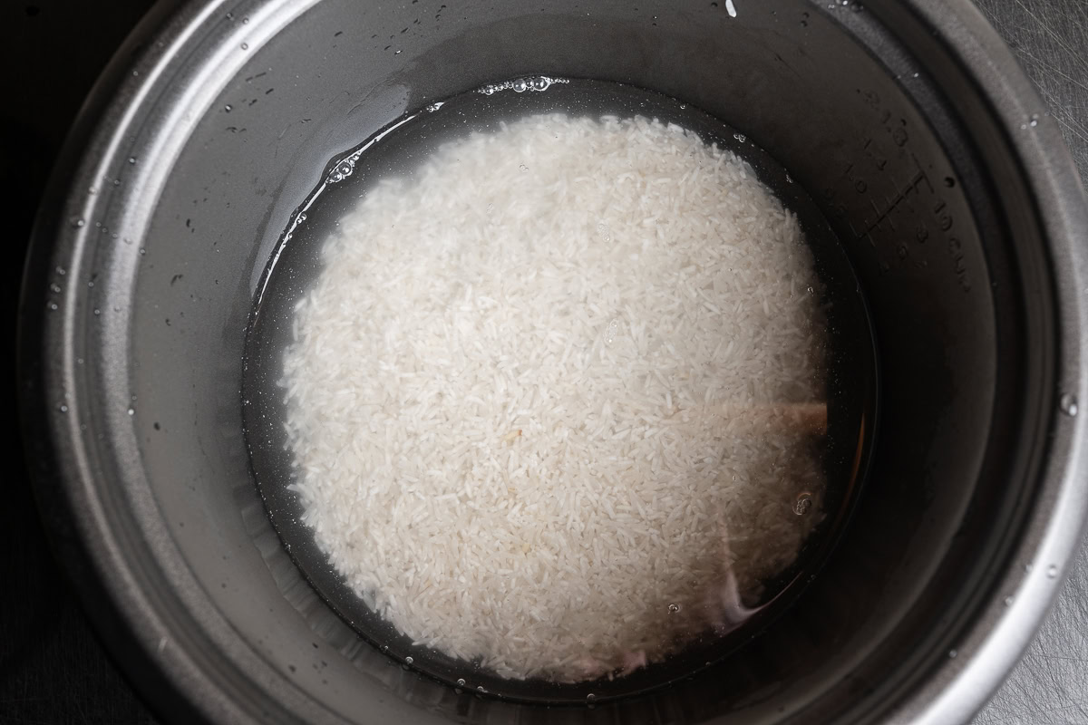 Die Reismenge mit der doppelten Menge Wasser ansetzen und kochen