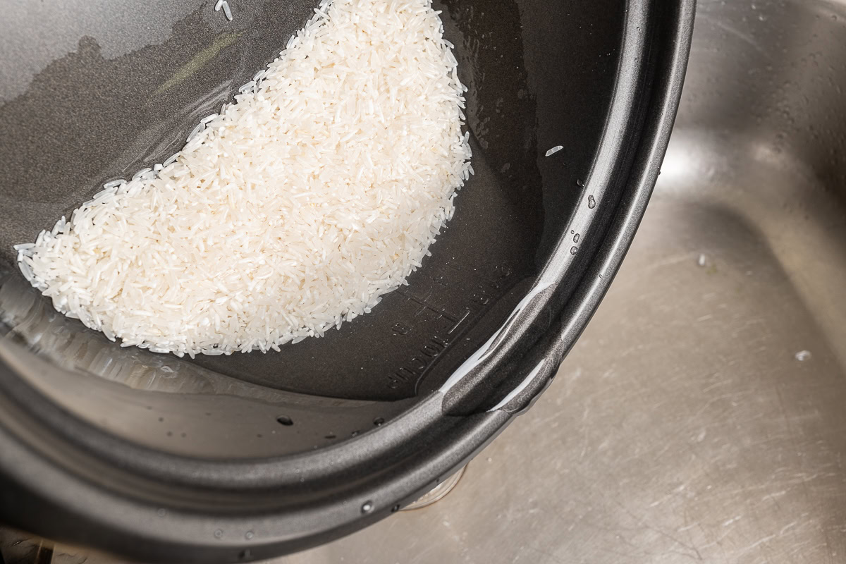 Reis waschen bis Wasser klar