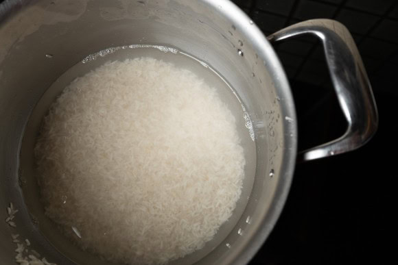 Reis zum Kochen aufstellen