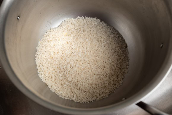 Trockener Reis im Topf