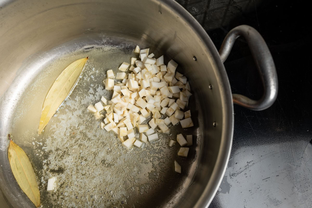 Spargelcremesuppe Ansatz mit Selleriewürfel