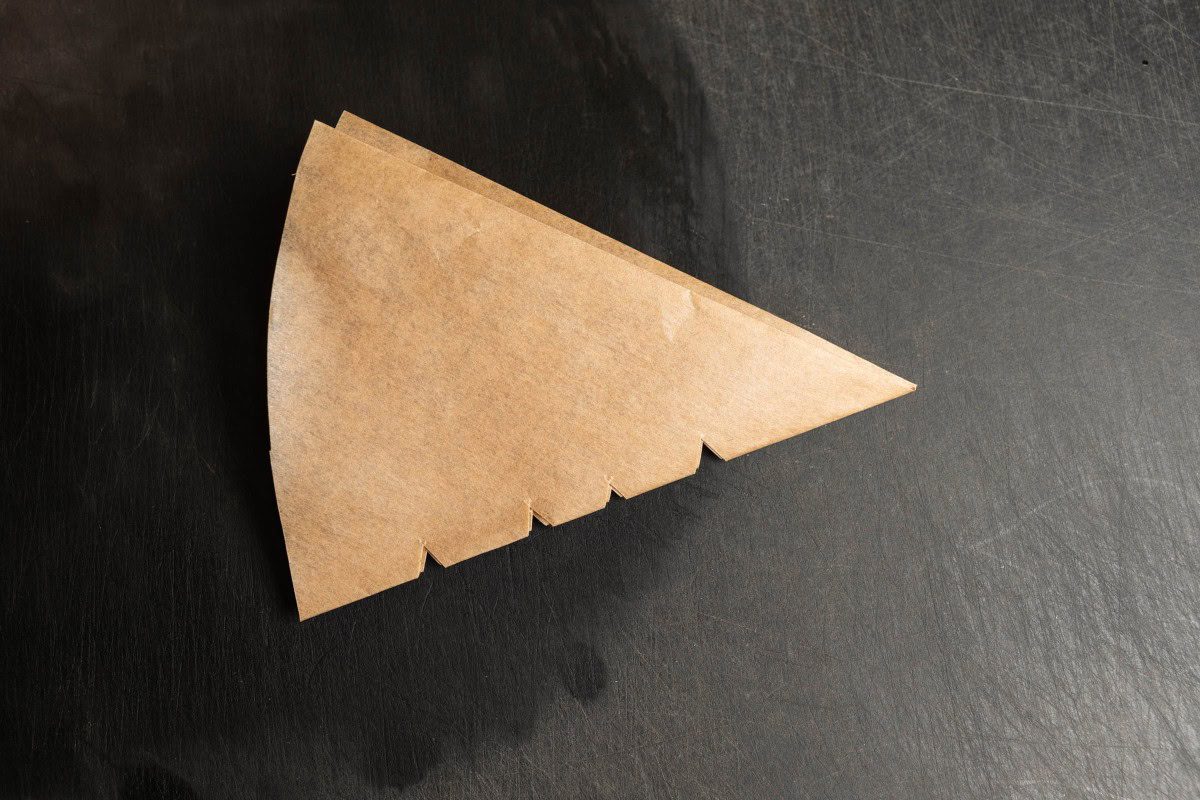 Backpapier Dreieck eingeschnitten zum Abdecken der Birnen