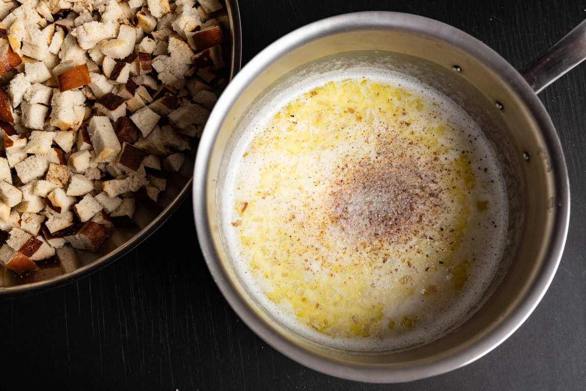 Milch mit Zwiebeln für Brezenknödel