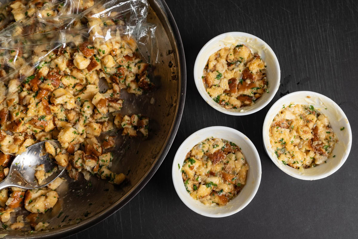 Förmchen mit Brezenknödel eingefüllt