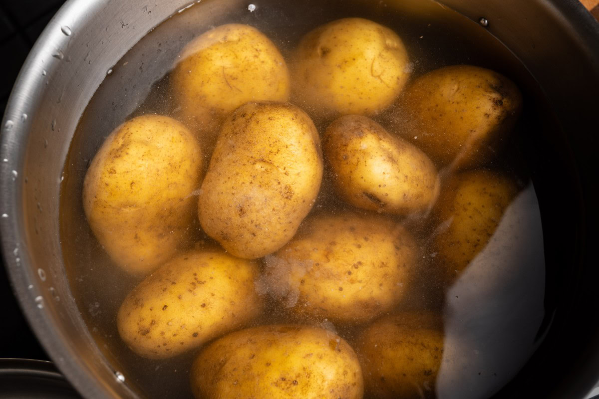 Kartoffeln mit Schale für Kartoffelsalat kochen